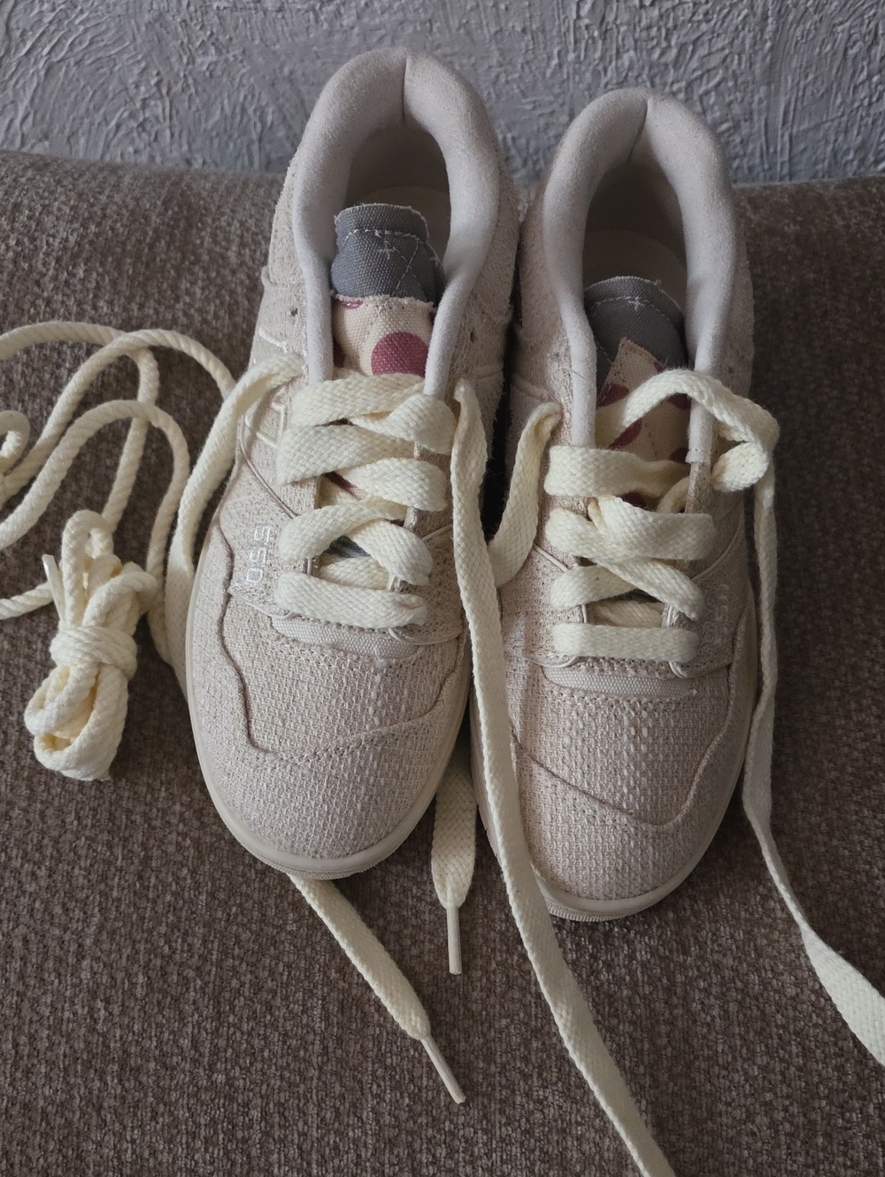 New Balance Kids Cream Lace-Up Sneakers with Pink Accent